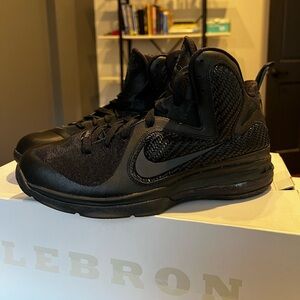 Nike LeBron 9 Triple Black EXTREMELY RARE size 9